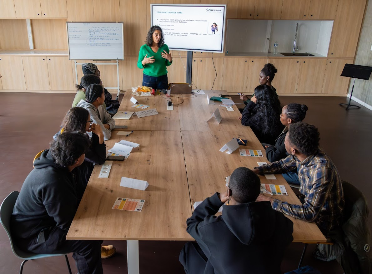 Groupe de jeunes en atelier